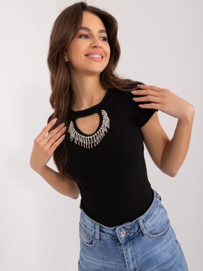 tricou decupat negru cu aplicații