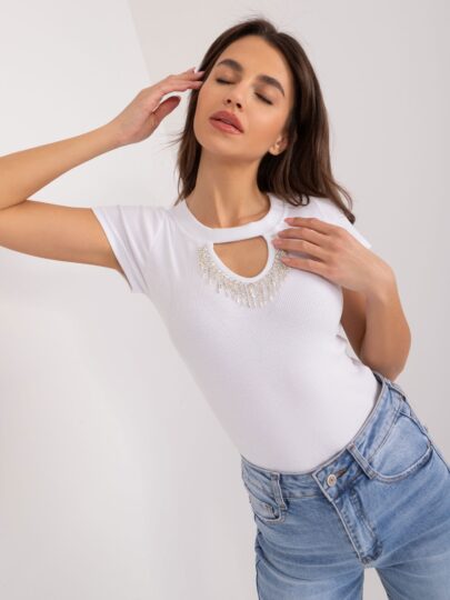 Tricou decupat alb cu aplicatii